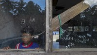 Akibat keterbatasan ruang, sekolah terpaksa membatasi jumlah murid baru yang diterima. Pihak sekolah berharap segera ada bantuan untuk perbaikan fasilitas agar proses belajar mengajar bisa kembali normal.  