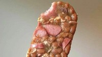 Sepertinya netizen ini berniat bikin es krim dengan cetakan khusus, tapi hasilnya malah menjijikkan. Ia memasukkan bahan-bahan gurih yang tampak seperti kacang dan irisan daging. Foto: Bored Panda