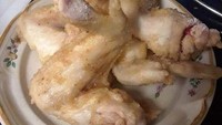 Chicken wings seharusnya berwarna cokelat, mengilap, dan menggugah selera. Kalau pucat seperti ini, alhasil selera makan jadi hilang ya? Foto: Bored Panda