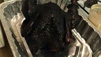 Duh! Melihat kalkun panggang ini rasanya amat menyedihkan. Bagian kulitnya super gosong karena proses masak yang tidak tepat. Foto: Bored Panda