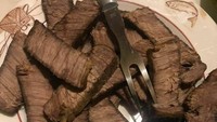 Tampilan steak seharusnya super juicy, bukan kering seperti ini. Kok malah mirip empal ya? Foto: Bored Panda