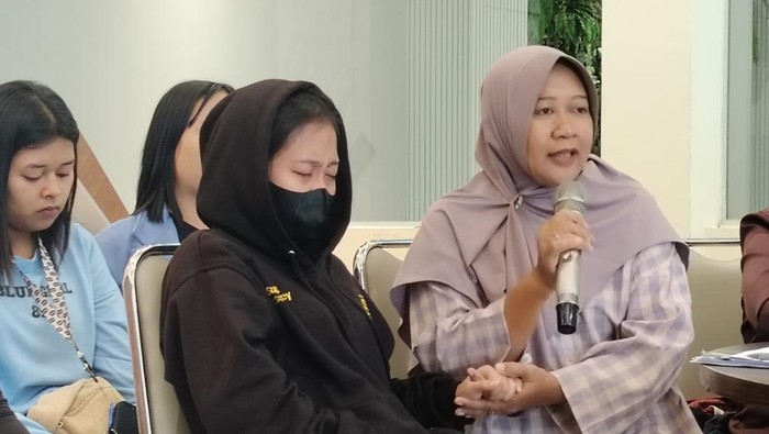 Tangis Hanifah (jaket hitam) menuntut keadilan karena jadi  korban eksploitasi PT NSP