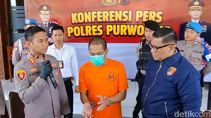 Tersangka dihadirkan dalam pers rilis yang digelar di Mapolres Purworejo, Senin (28/4/2025) sore.
