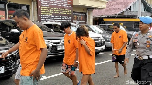 Tersangka narkoba yang merupakan penerjemah bahasa (tengah) saat digiring ke depan lobi Polres Badung, Senin (28/4/2025).