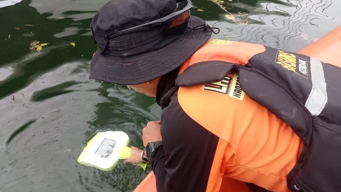 Tim SAR melaksanakan penelusuran gadis ABG yang melompat dari Jembatan Teluk Kendari.