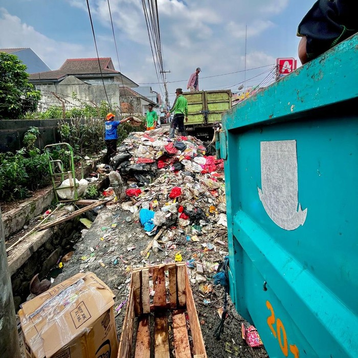 Tumpukan sampah menutupi trotoar dan bahu jalan di Niagara, Pasar Ciputat, Tangsel. Keberadaan sampah itu sempat ramai diprotes karena ganggu kenyamanan publik. (dok Pemkot Tangsel)