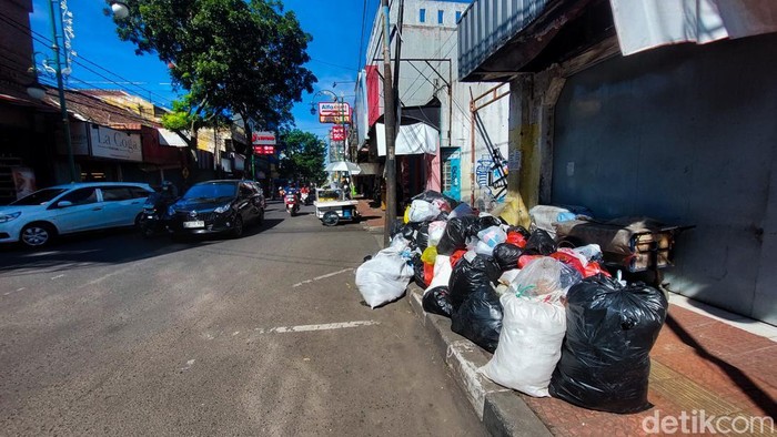 Tumpukan Sampah yang dibuang sembarangan di Pusat Kota Cimahi