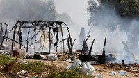 Otoritas Tunisia membakar tenda-tenda yang dihuni migran asal Afrika Sub-Sahara di El Amra, dekat Sfax. Langkah ini merupakan bagian dari upaya pemerintah untuk membongkar kamp-kamp informal yang telah berdiri selama hampir dua tahun. Banyak migran yang tiba di Tunisia setelah menyeberangi gurun di Aljazair dan Mali, berharap dapat mencapai Italia, namun kini terdampar akibat pengawasan laut yang lebih ketat.   