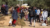 Tunisia, yang terletak di Mediterania tengah, menghadapi tekanan sebagai titik transit utama bagi migran dan pengungsi dari Afrika dan Timur Tengah yang ingin mencapai Eropa. Banyak dari mereka melakukan perjalanan laut yang berbahaya menuju pulau Lampedusa di Italia.  