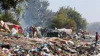 Kamp-kamp ini, yang terletak di kebun zaitun sekitar El Amra, telah menjadi sumber ketegangan dengan penduduk lokal yang mengeluhkan keberadaan mereka. Pemerintah Tunisia telah menandatangani kesepakatan senilai 255 juta euro dengan Uni Eropa, dengan hampir setengahnya dialokasikan untuk menangani migrasi ilegal.  