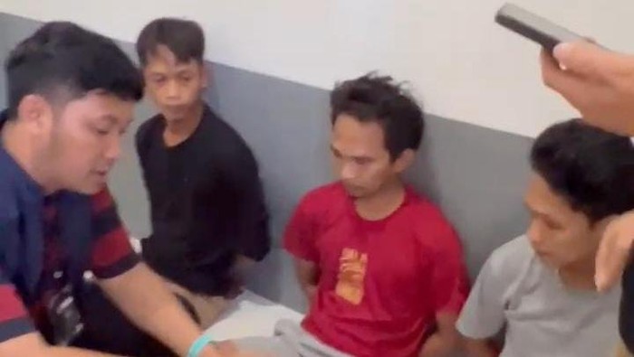 Tim Siber Polda Jatim menangkap ketiga pembuat dan penyebar video hoaks motor murah di Pangandaran,Jawa Barat.