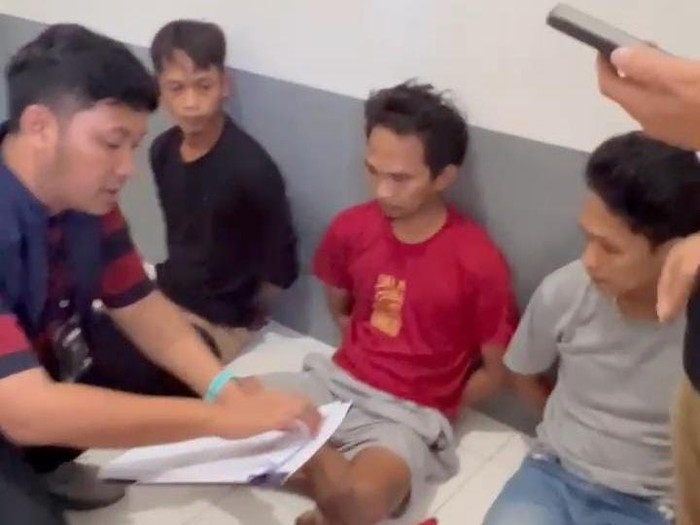 Tim Siber Polda Jatim menangkap ketiga pembuat dan penyebar video hoaks motor murah di Pangandaran,Jawa Barat.