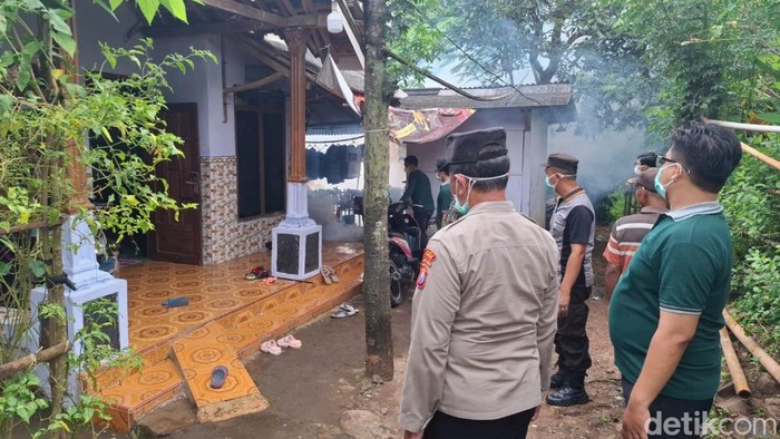 Wabah DBD Telan Korban, Anggota Polsek Lumbang Pasuruan Bergerak Cepat Fogging Desa Cukurguling