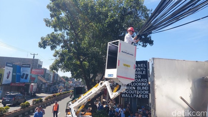 Wakil Wali Kota Cimahi Padatkan Kabel Semrawut di Jalanan Cimahi