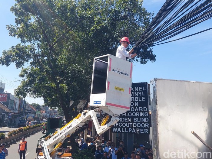 Wakil Wali Kota Cimahi Padatkan Kabel Semrawut di Jalanan Cimahi