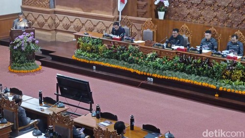 Wali Kota Denpasar I Gusti Ngurah Jaya Negara saat rapat paripurna ke-12 DPRD Kota Denpasar, Senin (28/4/2025)