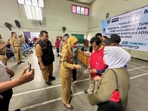 Kepedulian Walkot Vinanda ke Warga Kediri, Bagikan BLT-Kursi Roda