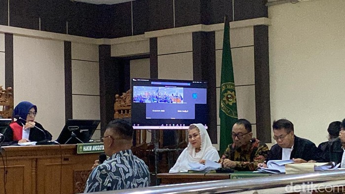 Sidang pemeriksaan saksi kasus dugaan korupsi Mantan Wali Kota Semarang, Hevearita Gunaryanti Rahayu dan suaminya, Alwin Basri di Pengadilan Tipikor Semarang, Kecamatan Semarang Barat, Senin (28/4/2025).