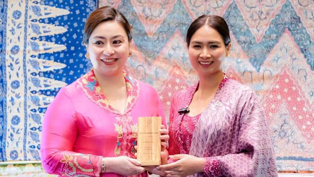Wamenpar Ni Luh Puspa dan Wulan Tilaar