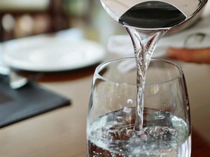 Wanita Ini Kesal Dikenai Biaya Pesanan Air Hangat di Resto