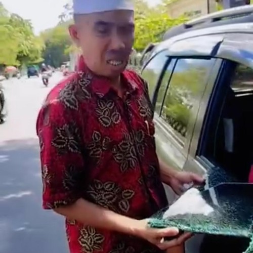 Warga korban perampokan seusai pulang dari bank di Praya, Lombok Tengah, NTB, Senin (24/4/2025). (tangkapan layar)