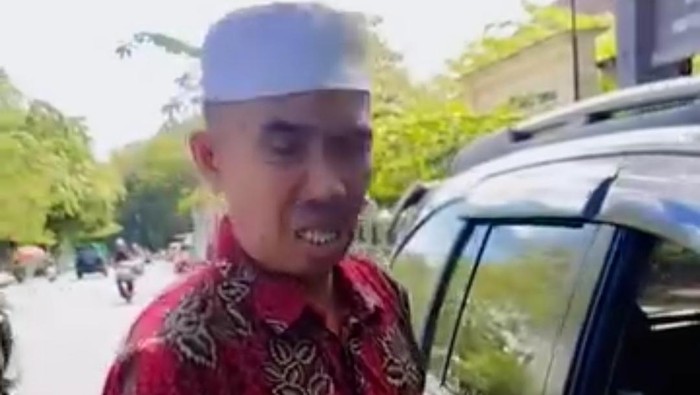 Warga korban perampokan seusai pulang dari bank di Praya, Lombok Tengah, NTB, Senin (24/4/2025). (tangkapan layar)
