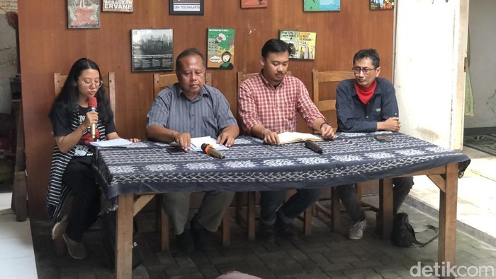 Warga Lempuyangan mendatangi kantor LBH Jogja, Senin (28/4).