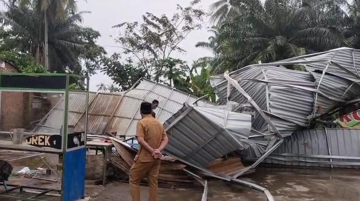 4 Bangunan di Musi Rawas Ambruk Diterjang Hujan Lebat dan Angin Kencang