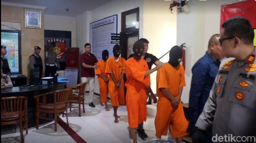 4 remaja digiring ke Mapolsek Kuta setelah merampok tiga orang pakai airgun model Glock 19, Selasa (29/4/2025)