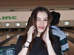 7 Foto Aaliyah Massaid Main Bowling Bareng Bestie, Bumil Makin Cantik Glowing