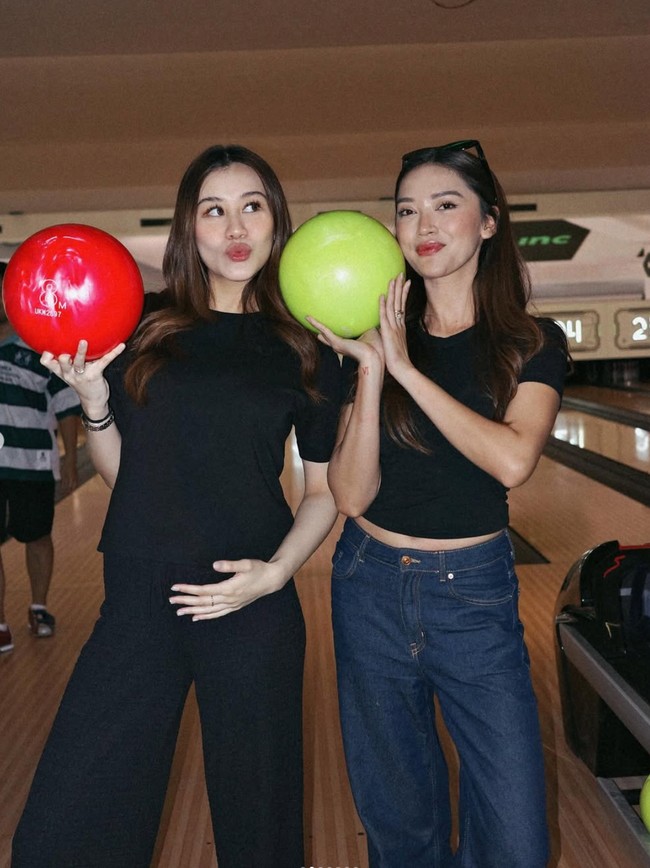 Kenakan setelan kaos dan celana panjang hitam, Aaliyah terlihat memamerkan baby bump di perutnya yang sudah semakin besar. Meski sedang hamil besar namun Aaliyah tampak tetap aktif menjalani beragam aktivitasnya, salah satunya main bowling. Foto: Instagram/@aaliyah.massaid