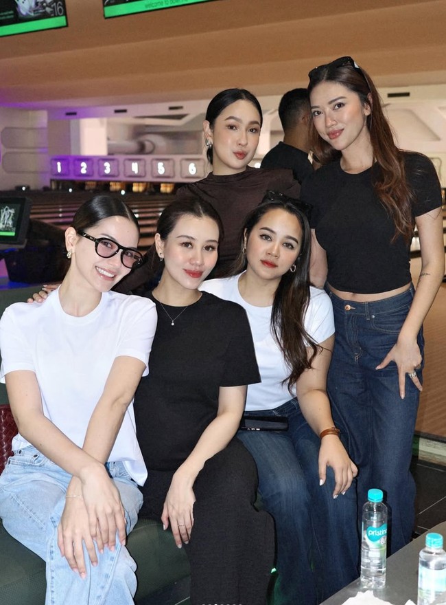 Tak sendirian, Aaliyah terlihat bermain bowling bersama para sahabatnya. Alyssa Daguise hingga Agatha Pricilla juga terlihat ikut hadir. Foto: Instagram/@aaliyah.massaid