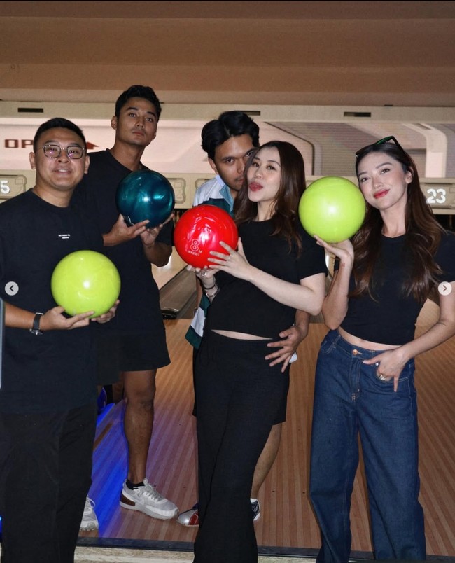 Sebagai suami siaga, Thariq juga terlihat menemani sang istri bermain bowling. Akan segera jadi orangtua untuk anak pertamanya, Thariq dan Aaliyah terlihat mesra. Foto: Instagram/@aaliyah.massaid