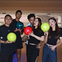 Sebagai suami siaga, Thariq juga terlihat menemani sang istri bermain bowling. Akan segera jadi orangtua untuk anak pertamanya, Thariq dan Aaliyah terlihat mesra. Foto: Instagram/@aaliyah.massaid