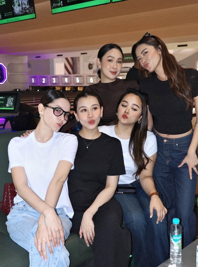 Tampil dengan riasan natural minimalis, penampilan Aaliyah banjir pujian netizen. Tak hanya karena wajahnya yang makin cantik dan glowing, tubuh wanita 23 tahun itu pun terlihat tak banyak berubah meski tengah hamil besar. Foto: Instagram/@aaliyah.massaid