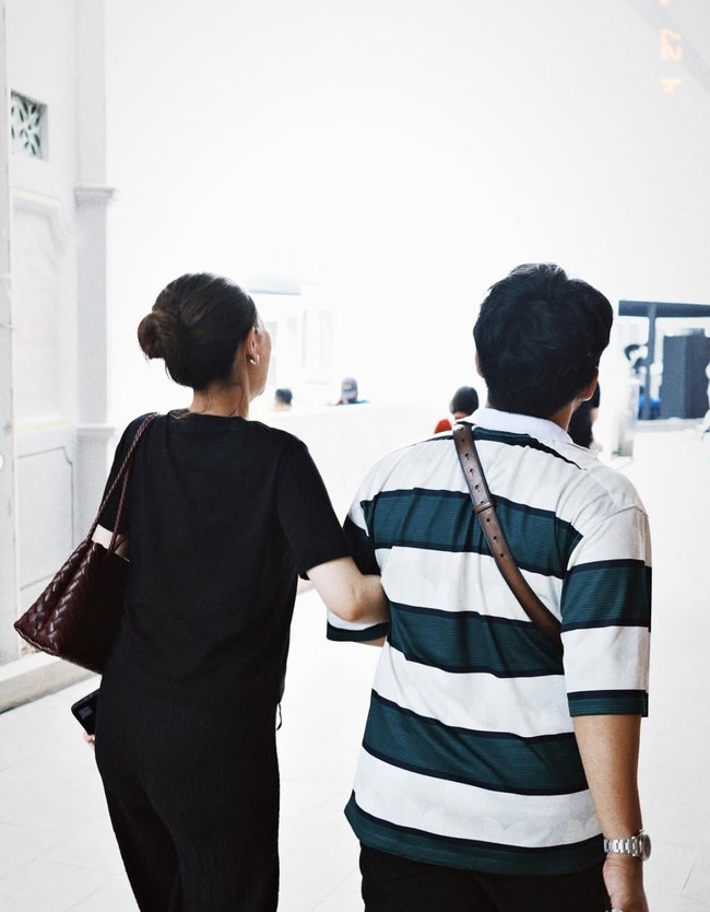 Istri sedang hamil besar, Thariq tampaknya semakin protektif dan selalu setia menemani. Keduanya pun makin mesra. Seperti dalam foto, keduanya berjalan sambil bergandengan tangan. Foto: Instagram/@aaliyah.massaid