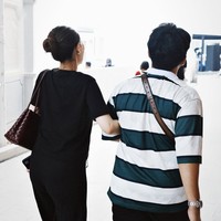 Istri sedang hamil besar, Thariq tampaknya semakin protektif dan selalu setia menemani. Keduanya pun makin mesra. Seperti dalam foto, keduanya berjalan sambil bergandengan tangan. Foto: Instagram/@aaliyah.massaid