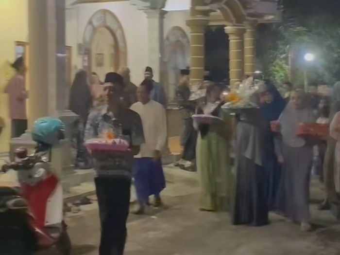 Acara lamaran viral, pria ini melamar tetangganya sendiri mendadak jadi sorotan warganet di TikTok.