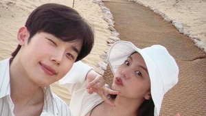 Pelantun I Will Show You itu bergaya bersama suaminya.