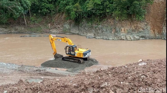 Aktivitas tambang galian C di Bastem, Luwu.