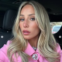 Klaim mengejutkan ini datang dari Vickie Segar, salah satu pendiri agensi kreator Article 41, yang pernah bekerja sama langsung dengan Earle dalam berbagai kampanye merek. D“Mari kita bicara soal uang dalam ekonomi kreator. Ada yang mengikuti Alix Earle di sini?” tanyanya, sebelum meminta para mahasiswa menebak penghasilan Earle dari satu Story di Instagram. Foto: Dok. Instagram Alix Earle