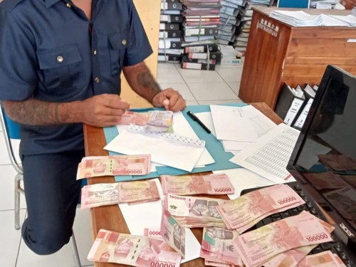 Anggota Dewan Perwakilan Rakyat Daerah (DPRD) Kabupaten Lembata dari Fraksi NasDem, Yohanes S J Batafor, mengembalikan uang bimtek sebesar Rp 11,7 juta, Sabtu (26/4/2025). (IST)