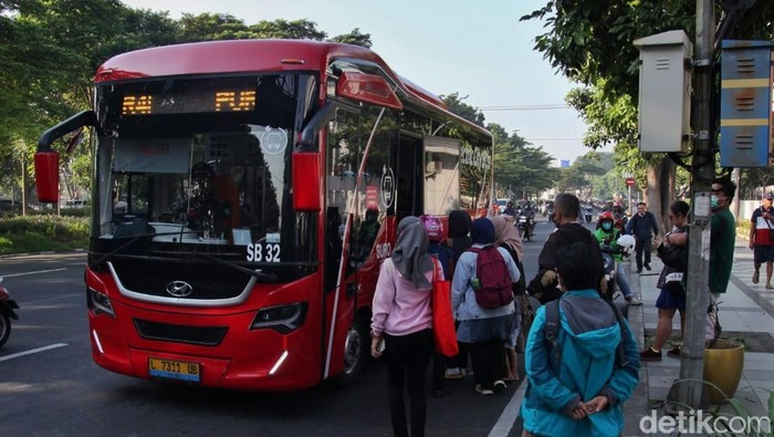 Antrean di Halte Electric City Bus Surabaya.