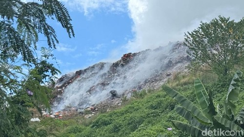 Asap membubung tinggi di sebelah timur TPA Mandung, Kerambitan, Tabanan, Selasa (29/4/2025).