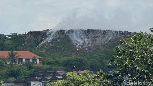 Asap membubung tinggi di sebelah timur TPA Mandung, Kerambitan, Tabanan, Selasa (29/4/2025).