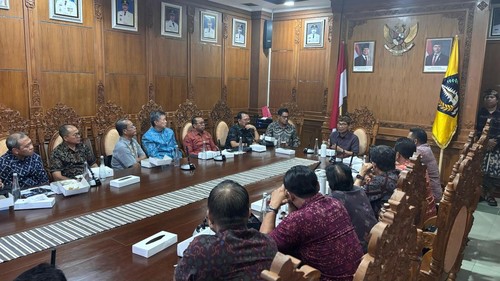 Bupati Wayan Adi Arnawa saat menerima audiensi perwakilan asosiasi pariwisata di Ruang Nayaka Gosana I, Puspem Badung,  Selasa (29/4).