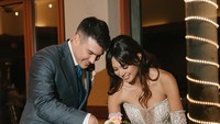 Momen keduanya memotong kue pernikahan. Foto: Dok. Perpetual Films