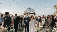 Aurelie Moeremans dan Tyler Bigenho menggelar pesta pernikahan pada 28 April 2025 di Old Ranch Country Club, California, Amerika Serikat. Sebelumnya, mereka mencatatkan dan meresmikan pernikahan secara sipil empat bulan lalu di Amerika Serikat. Foto: Dok. Perpetual Films