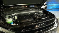 Akhir April 2025, BAIC melakukan revisi strategi penetrasi pasar X55-II dengan menghapus logo “Beijing” pada bagian muka dan belakang mobil. Bukan cuma itu, X55-II juga ditawarkan dengan opsi varian lebih murah dengan banderol mulai dari Rp 380 juta. Foto: Ridwan Arifin
