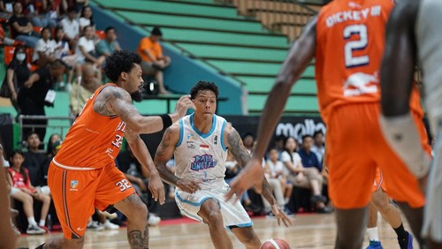 Guard Bali United Basketball, Xavier Charles Cannefax (jersey putih) berusaha melewati hadangan pemain Pelita Jaya di lanjutan IBL 2025, Senin (28/4/2025).